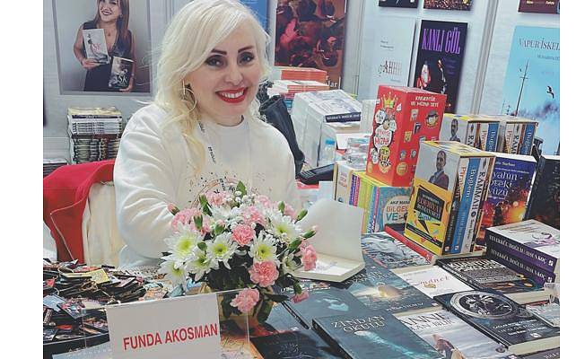 Funda Akosman TÜYAP’ta sevenleriyle buluştu