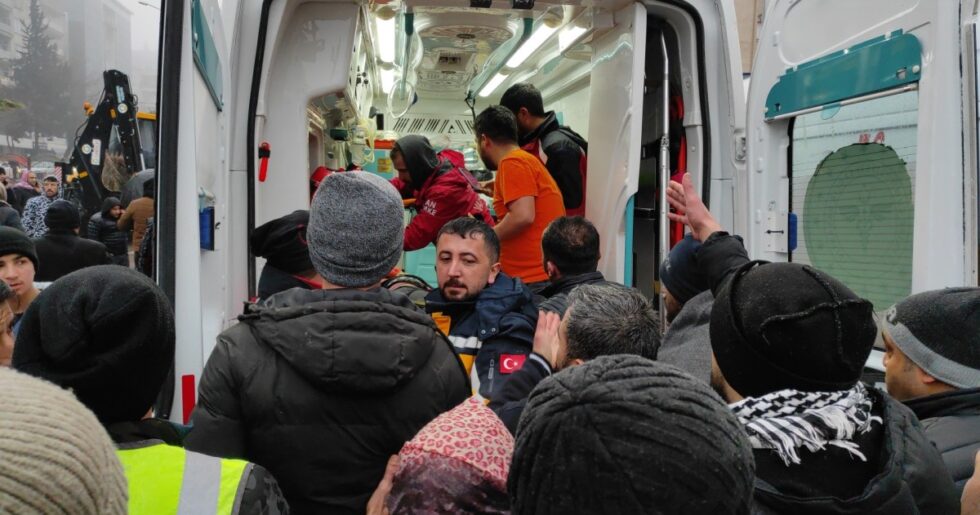 Şanlıurfa’da enkaz altından 2 kişi böyle kurtarıldı