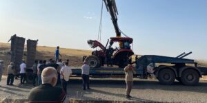 Diyarbakır’da uçuruma devrilen traktör belediye ekiplerince çıkarıldı