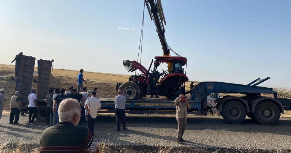 Diyarbakır’da uçuruma devrilen traktör belediye ekiplerince çıkarıldı