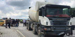 Beton mikseri ile taksi çarpıştı, 5 kişi yaralandı