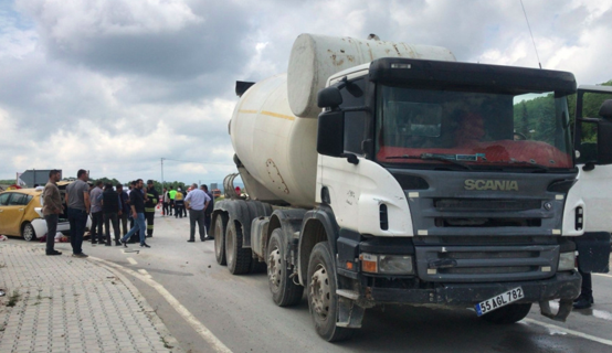 Beton mikseri ile taksi çarpıştı, 5 kişi yaralandı