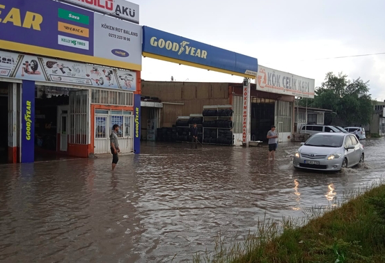 Sağanak, su baskınlarına neden oldu