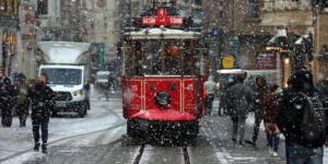 İstanbul’da kar etkili oluyor! Vali Gül duyurdu: Yarın okullar tatil edildi!