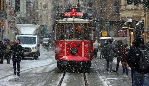 İstanbul’da kar etkili oluyor! Vali Gül duyurdu: Yarın okullar tatil edildi!