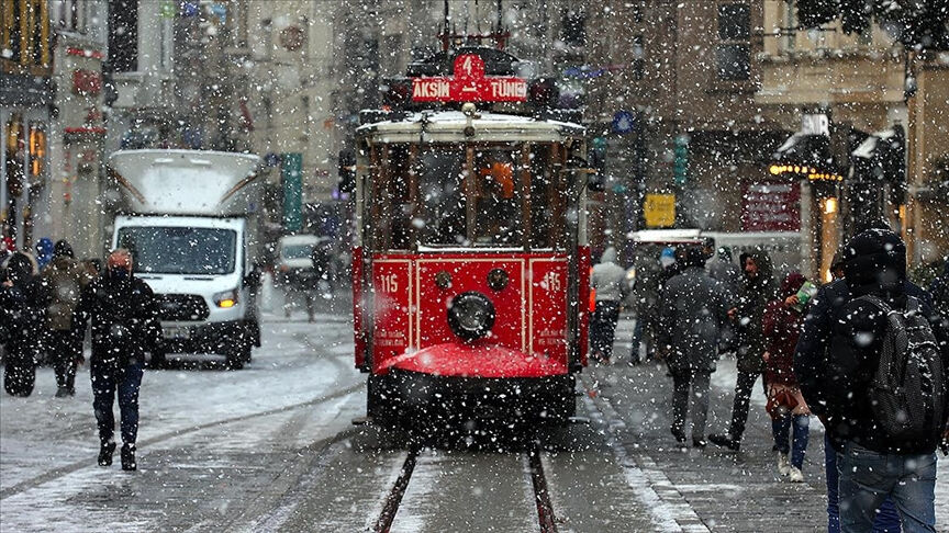 İstanbul’da kar etkili oluyor! Vali Gül duyurdu: Yarın okullar tatil edildi!