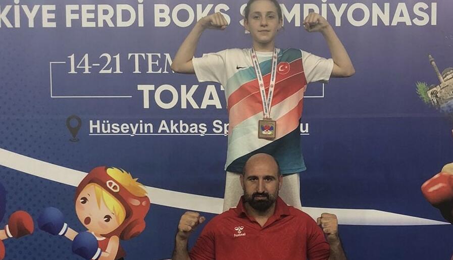 Geleceğin Boks Şampiyonu: Buğlem Mira Cam  11 yaşında rakip tanımadı, tüm maçlarını puan vermeden kazandı