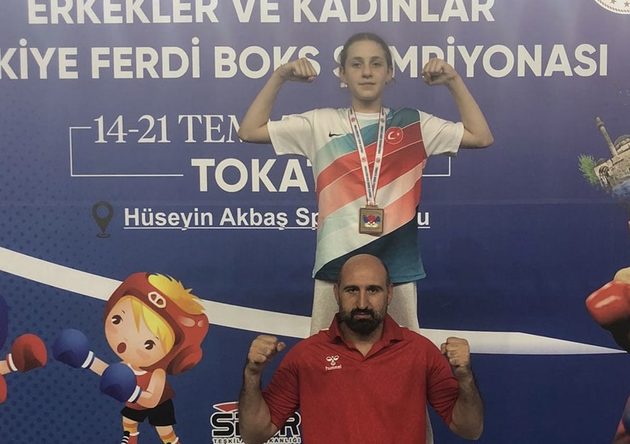Geleceğin Boks Şampiyonu: Buğlem Mira Cam  11 yaşında rakip tanımadı, tüm maçlarını puan vermeden kazandı