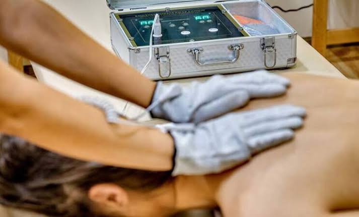 Meridyen Hacamatına Yoğun İlgi: Uzman Hemşire Ayşe Yılmaz Klinik Ortamda Şifa Dağıtıyor