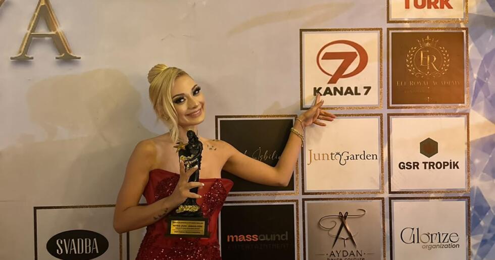 KANAL 7’NİN ZERHUN YILDIZI NEVİDE ÇİÇEK’E “YILIN EN İYİ ÇIKIŞ YAPAN KADIN OYUNCUSU” ÖDÜLÜ!